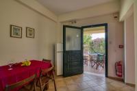 Balkón nebo terasa v ubytování Analipsi Beach Front Villas