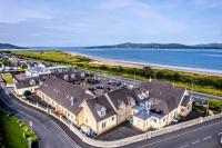una vista aérea de una casa junto a la playa en The Harbour Inn, en Buncrana