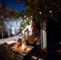 ハリッジにあるAlma Inn & Dining Roomsの男が焼き物を作っている