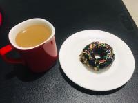 una dona en un plato junto a una taza de café en The Soul Center, en Batuan