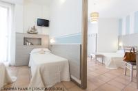 A television and/or entertainment centre at Hotel Roxy & Beach