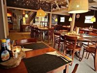 Restaurace v ubytování Modern chalet in de bossen van de Veluwe