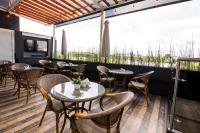 佩雷拉Hotel Z3 Pereira的一家餐厅，里面有桌椅和一个大窗户。