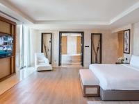 Ein Bett oder Betten in einem Zimmer der Unterkunft Rixos The Palm Hotel &amp; Suites - Ultra All Inclusive