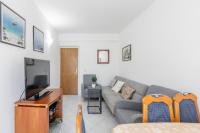 Televízia a/alebo spoločenská miestnosť v ubytovaní Apartment Zecevo Rtic 10334a