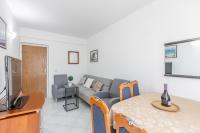 Televízia a/alebo spoločenská miestnosť v ubytovaní Apartment Zecevo Rtic 10334a