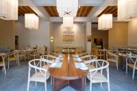 ein Esszimmer mit einem langen Tisch und Stühlen in der Unterkunft Zhiwaling Heritage in Paro