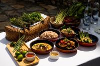 einen Tisch mit Schüsseln Essen auf einem Tisch in der Unterkunft Zhiwaling Heritage in Paro