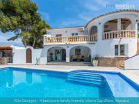 Bazén v ubytování Villa George - HMR Holidays nebo v jeho okolí