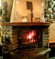 una chimenea de piedra con fuego en Zajazd Józef, en Witów