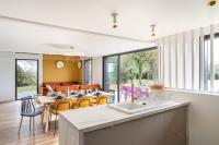 Część wypoczynkowa w obiekcie Terra Lodge - maison avec piscine proche plages