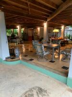 ChepoCoquira Soil Project的带椅子、桌子和烤架的露台