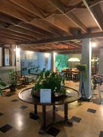 ChepoCoquira Soil Project的一间有桌子的房间,上面有植物