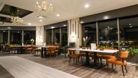 Un restaurante con mesas, sillas y ventanas. en Holiday Inn Sydney - Waterfront by IHG, en Sydney