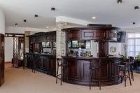 un bar con armadi in legno e sgabelli da bar di 100 Éves Fogadó a Szatymaz