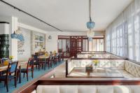 un ristorante con tavoli e sedie e un bar di 100 Éves Fogadó a Szatymaz