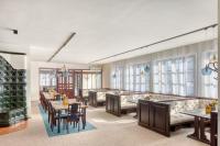 un ristorante con divani, tavoli e finestre di 100 Éves Fogadó a Szatymaz