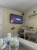 TV a/nebo společenská místnost v ubytování Kasteli Suite