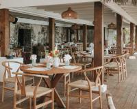 Un restaurante u otro lugar para comer en Long Bay Beach Resort