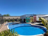 ピラーニャスにあるHotel Pé de Serra Piranhasの建物の前の大きなプール