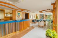 vestíbulo con zona de comedor con mesas y sillas en UMET Seaview Hotel with Free Airport Pick up and Drop T&amp;C Apply, en Male