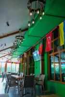 フジャイラにあるBoutique Hotelの緑の壁のダイニングルーム(テーブル、椅子付)