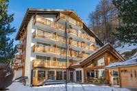 ein Apartmenthaus mit Balkon im Schnee in der Unterkunft Hotel Jägerhof in Zermatt