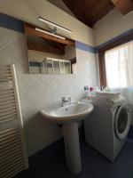 A bathroom at Romantic Rialto Apartment