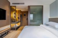 阜陽にあるElong RuiYun Hotel Fuyang Normal Universityのベッドとテレビがあるホテルの部屋