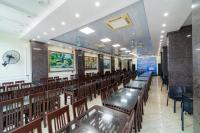 eine Reihe von Tischen und Stühlen in einem Restaurant in der Unterkunft Khách Sạn Nhân Đức - Sầm Sơn in Sầm Sơn