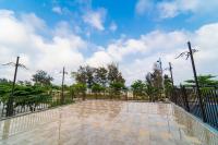 ein Gehweg mit einem Zaun und einem blauen Himmel in der Unterkunft Khách Sạn Nhân Đức - Sầm Sơn in Sầm Sơn