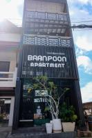 Un frente de tienda de un edificio con un letrero en él en Baanpoon Apartment, en Chaweng