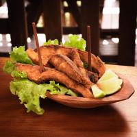 Mirante Cabanas da Serra في Nonoai: ساندويتش على لوحة خشبية على طاولة