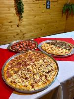 Mirante Cabanas da Serra في Nonoai: أربع بيتزا موضوعة على طاولة