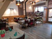 un árbol de Navidad en un restaurante con mesas y sillas en Les pierres roses, en Coise