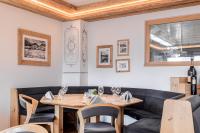 LenzVal Saraina Apartments的一间带桌椅和沙发的用餐室