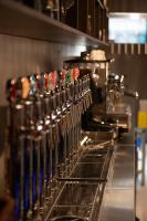 uma fileira de taças de vinho enfileiradas em uma cozinha em JOST Auberge de Jeunesse Lille Centre em Lille