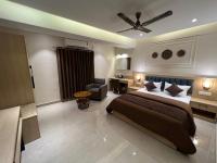 Un dormitorio con una cama y una silla en una habitación. en Hotel Sabera, en Siliguri