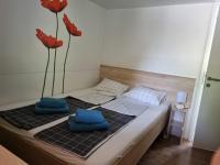 Postel nebo postele na pokoji v ubytování Mobile home Sea Jezera Village, otok Murter