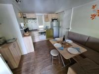 Kuchyň nebo kuchyňský kout v ubytování Mobile home Sea Jezera Village, otok Murter