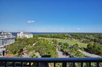 Blick auf einen Park vom Balkon eines Gebäudes in der Unterkunft Hotel Effie Sandestin Resort, Autograph Collection in Destin