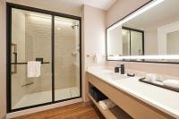 ein Badezimmer mit Waschbecken und Dusche in der Unterkunft Hotel Effie Sandestin Resort, Autograph Collection in Destin