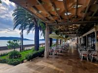 布德瓦Sunraf Luxe Apartments的一间设有桌椅的海洋餐厅