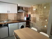 Kuchnia lub aneks kuchenny w obiekcie Appartement familial au bord de la Marne, jardin tropical , piscine, tennis, terrasse, parking gratuit proche Disneyland