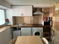 Kuchnia lub aneks kuchenny w obiekcie Appartement familial au bord de la Marne, jardin tropical , piscine, tennis, terrasse, parking gratuit proche Disneyland