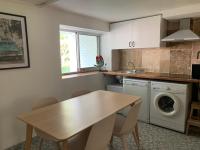 Kuchnia lub aneks kuchenny w obiekcie Appartement familial au bord de la Marne, jardin tropical , piscine, tennis, terrasse, parking gratuit proche Disneyland