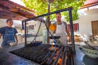 Een man kookt eten op een grill. bij La Dulce Vista Hotel & Villas - Sierra Madre Puerto Vallarta in Puerto Vallarta