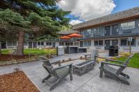 un patio con bancos y una parrilla frente a un edificio en The Jackson SouthTown, en Jackson