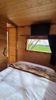 Tiny House Petite Balnéo Cheminée exterieureにあるベッド