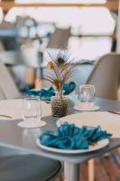 Die BrugKruger Untamed - Satara Plains Camp的桌子上放有盘子和玻璃杯,上面放有植物